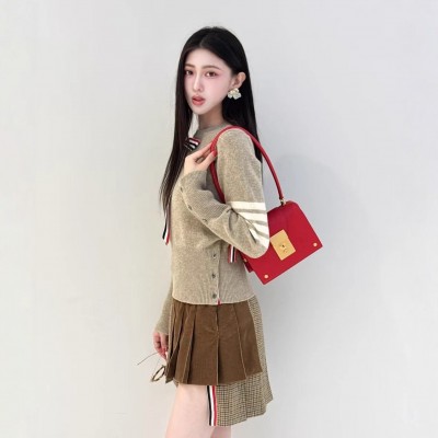 TB女士秋冬季新款针织毛衣羊毛呢格子拼接百褶裙可拆卸蝴蝶结毛衣 1件图2