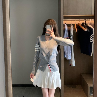 TB女士春秋季新款V领针织开衫修身百搭休闲王*凌同款四扣开衫 1件图2