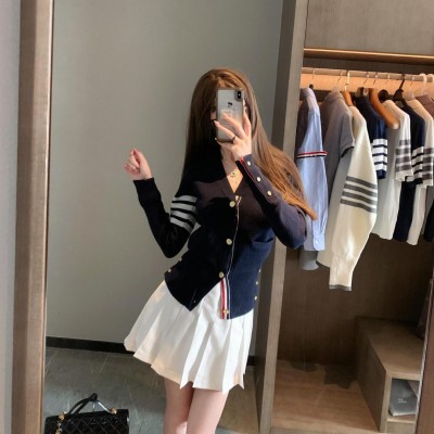 TB女士春秋季新款V领针织开衫修身百搭休闲王*凌同款四扣开衫 1件图3