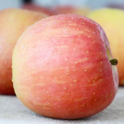 正宗红富士苹果脆甜多汁新鲜应季水果纸袋脆甜苹果整箱包邮图4