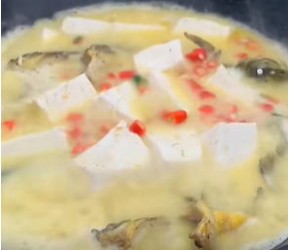 小黄鱼加豆腐炖的鱼汤是真的鲜美！