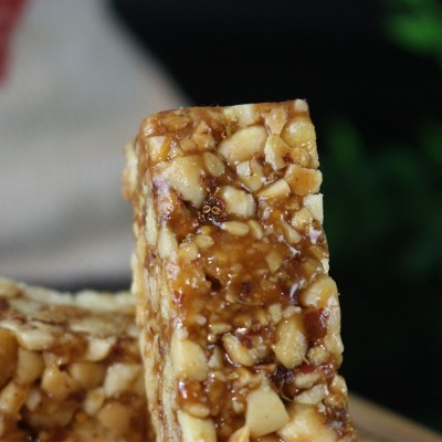 现货批发 云南特色休闲食品狗屎糖 桂花原味花生酥糖300g布袋装 2袋图2