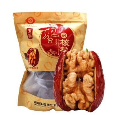 新疆红枣夹核桃夹心枣500g/袋 新疆和田无核骏枣核桃仁2片 2包图4