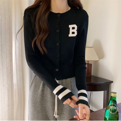 2024春秋韩版长袖针织开衫气质少女字母刺绣外套撞色设计感毛衣女图2
