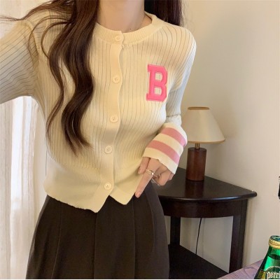 2024春秋韩版长袖针织开衫气质少女字母刺绣外套撞色设计感毛衣女图4